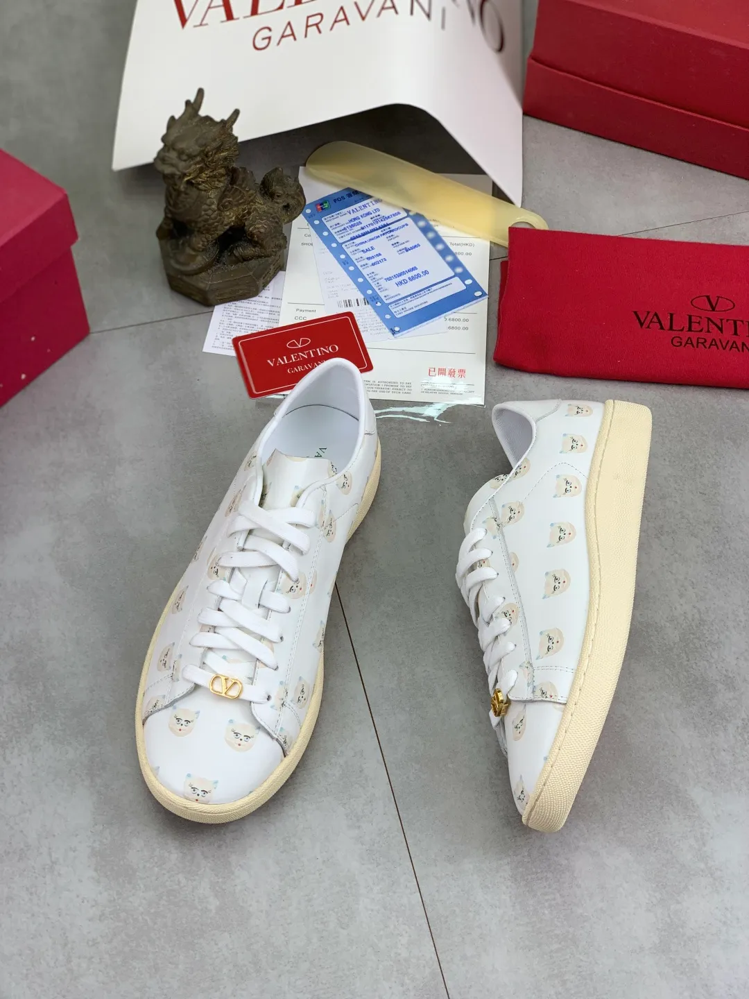 Men's men's shoes 💰P520 New style 💰 Top version Valentino Valentino 25/ Royco series Cherry 🍒Couple style Casual sneakers White shoes Original purchase and development Production Classic and timeless low-top sneakers outline a lazy silhouette, supplemented by low-key and restrained brand details, evolved into a must-have item in the wardrobe, comfortable and versatile!  ✔️Fabric: Original customized first-layer cowhide ✔️Inner lining: Imported breathable sheep lining ✔️Sole: Original molded anti-slip rubber material ✔️Size: 38-45